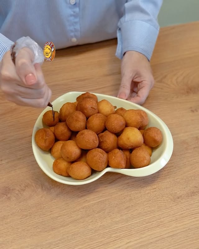 این پیراشکی فوری وخوشمزه خیلی راحت واسون درست میشه استراحت هم نیازنداره
#پیراشکی_فوری_بانوپز
ماست نصف لیوان
تخم مرغ یک عدد
شکر یک سوم لیوان
وانیل نصف ق چ
بکینگپودر یک ق م
آرد یک لیوان
همه موادروباهم مخلوط میکنیم تایک خمیری بمابده که نه سفته نه خیلی شله داخل قیف میریزیم وباقیچی که چرب کردیم داخل روغن داغ به سایزدلخواه قیچی میزنیم وسرخ میکنیم میتونیدروشوپودرقند یاشکلات بریزین
اگه از اکسپلور میای دنبال👇🏻کن منو
@banooye_khone
@banooye_khone
____
#پیراشکی#کیک#شیرینی#عصرونه#دورهمی#آشپزی_ایرانی#مهمونی
