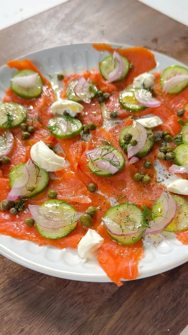 smoked salmon carpaccio ✨
Follow @lainiecooks_ for more!
What you’ll need: smoked salmon, cucumber, lemon, red onion, dill, EVOO, salt & pep, capers & crème fraîche
#healthysnacking #highproteinrecipes #girldinner