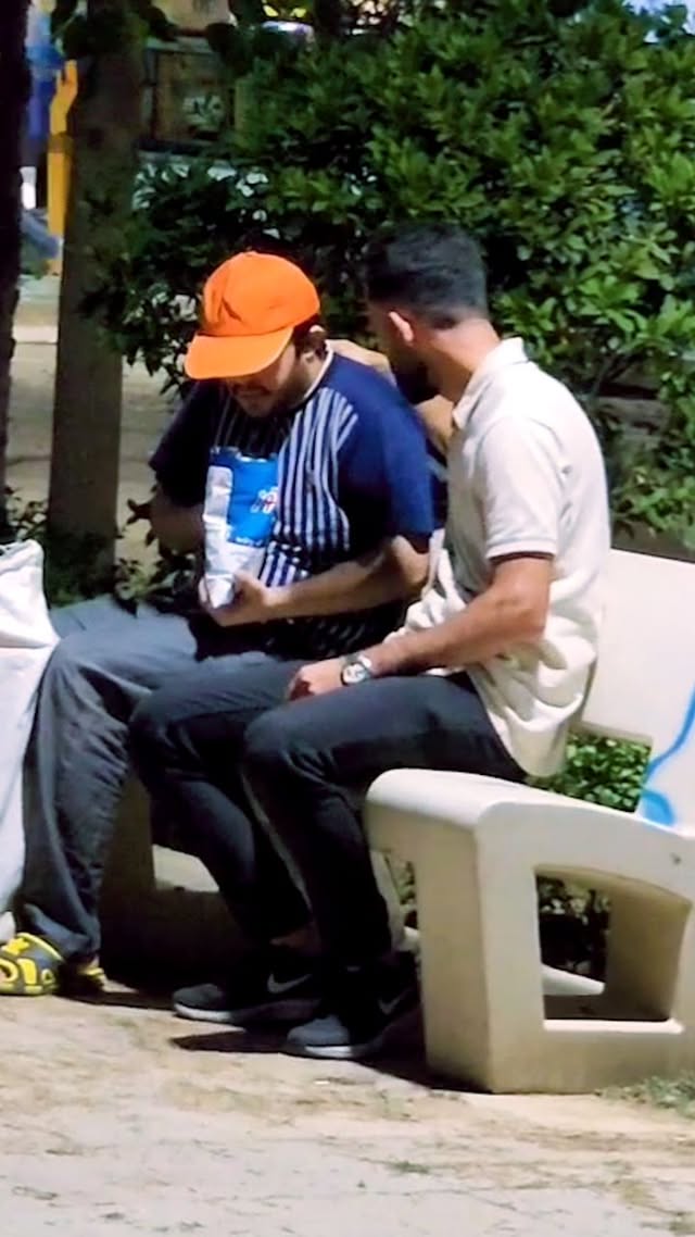 ما با معرفت ترین مردمان دنیا هستیم 🤝
در این #دوربین_مخفی در نقش یک فقیر بودم و برای عزیزی که بهم
کمک کرد از خواننده خوش صدا مهدی یغمایی آهنگ اجرا کردم.🎙🎵
🗣:@niima_rahimi
🗣:@niima_rahimi
به قول مهدی یغمایی که در این موزیک میگه:🎶🎸
ای یار ناسامان من از من چرا رنجیده ای
ای درد و ای درمان من از من چرا رنجیده ای
🗣:@niima_rahimi
🗣:@niima_rahimi
امیدوارم این ویدیو در اکسپلور اینستاگرام وایرال گردد. 🙏
#خوانندگی #احساسی #دوربینمخفی #اجرا #خواننده #موزیک
#singing