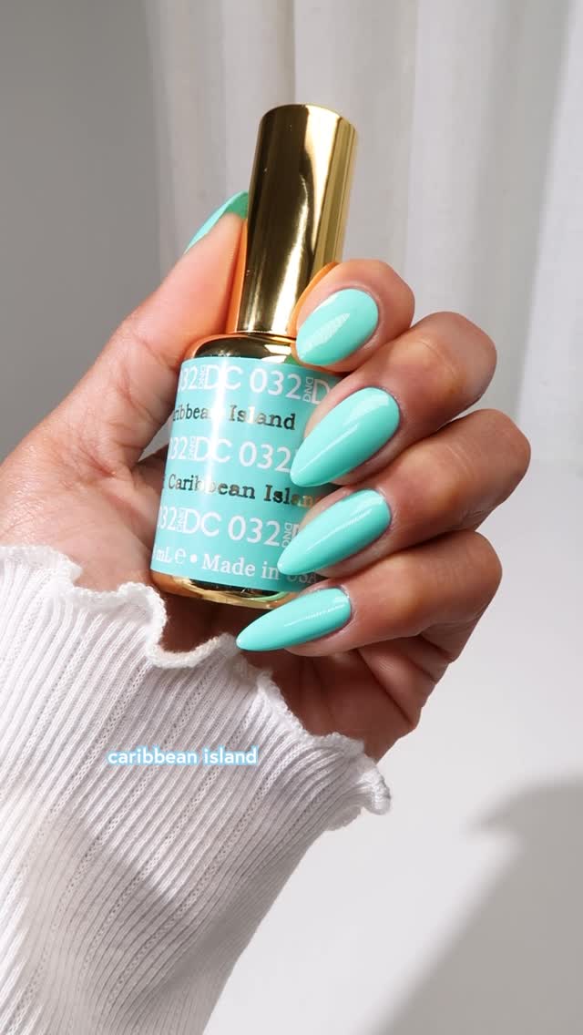 Vacation mode activated 🐠🌊🐬🏝️ @overglowedit wears DC 032 Caribbean Island - Available in Gel Polish & Lacquer.
Click the link in our bio to shop.
#dndgelpolish #summernails #bluenails #ᴘʀᴇᴛᴛʏɴᴀɪʟs #turquoisenails #beachnails #vacationnails