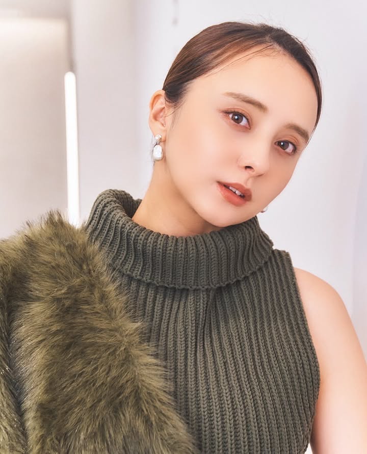 SUQQUの2025年秋カラーコレクションを一足先に
見にいってきました。
今季のテーマは“彩重ね”
色を重ねることで、光のニュアンスや温もりが静かに浮かび上がり、
自分に合う色を選ぶ時間が、とても心地よい時間でした。
モノ ルック アイズは、プリズムタッチ・ラスター・サテン・マットと4つの質感で、色や質感の重ね方で自由自在に自分らしいメイクを楽しめて、色も可愛く、細かいラメがナチュラルに目元を華やかにしてくれます。
私は
マットのシャドウ
M-03 陽杏
M-04 深焦
そしてその上に
ラスターシャドウ
L-01 纏艶
を使い、秋を感じるあたたかさと透明感のバランスが、
まぶたの奥から感じられて、素敵な仕上がりになりました。
#SUQQU
#モノルックアイズ
#PR
#スック
#新商品
#単色アイシャドウ