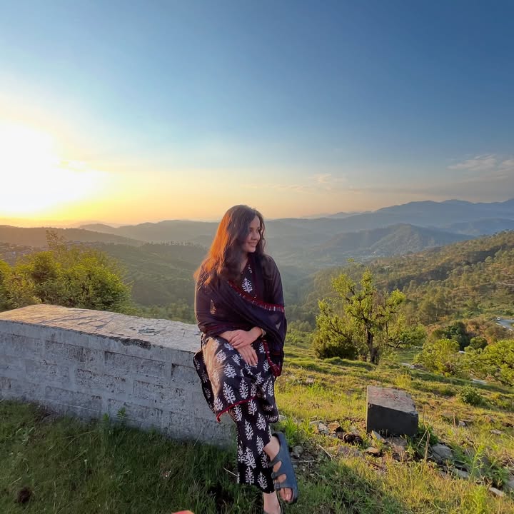 ✨ Clicked where my roots breathe — Uttarakhand, you will always be home.
Wrapped in peace, dipped in golden skies, and soaked in pahadi vibes. 🌄🖤
#MitwaMoments #PahadiSoul
#UttarakhandDiaries #PahadiVibes #MountainLove #NatureShoot #DesiGirlInHills #SunsetGlow #MitwaFeels #WanderWithMe #HometownMagic #IncredibleIndia #PahadiBeauty