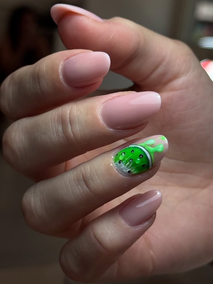 Una piccola fetta di kiwi sgocciolante 🥝💚🥹
Costruttore: petal pink @kharmanailofficial (cod:sara10) 💞
#nails #summer #summernails #fruit #kiwi #phoenixnailsalon #nailsalon #nailscenter #rome #ostia