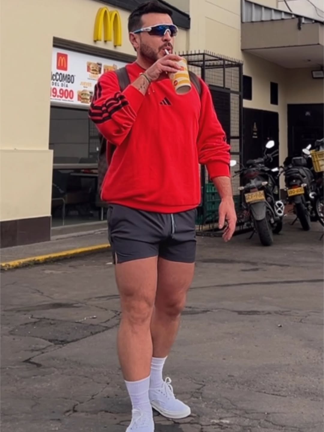 🥤🍟
#mood #street #stilyng #urbanstyle #fshion #shorts #vans #adidas #fashionmen #fashionstyle #ınstamoda #mcdonalds #latam