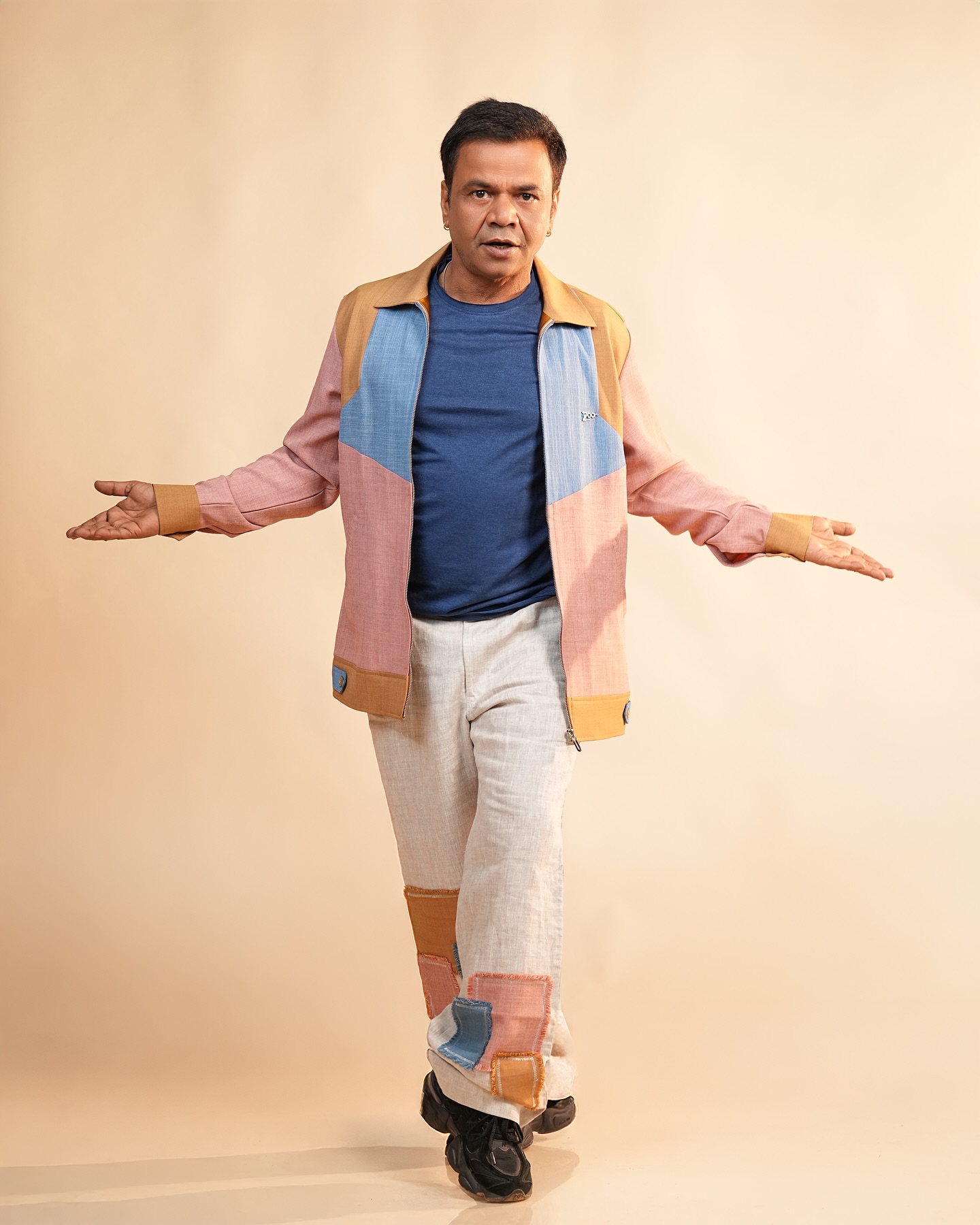 Kapdon se nahi, confidence se chamakna seekho 😎
.
.
Photography : @dipeshpatel_photography
Assistant : @_fenali.r
Retouch/Post Production : @komaljoshi_retoucher
Studio : @sharp_advertizing_agency
Styled by: @arjunkumar_offical
Outfit by: @zoopfashions
.
.
#stylediary #confidenceiskey🔑 #wednesdayvibes✌️ #fyp #ootd #rajpalyadav