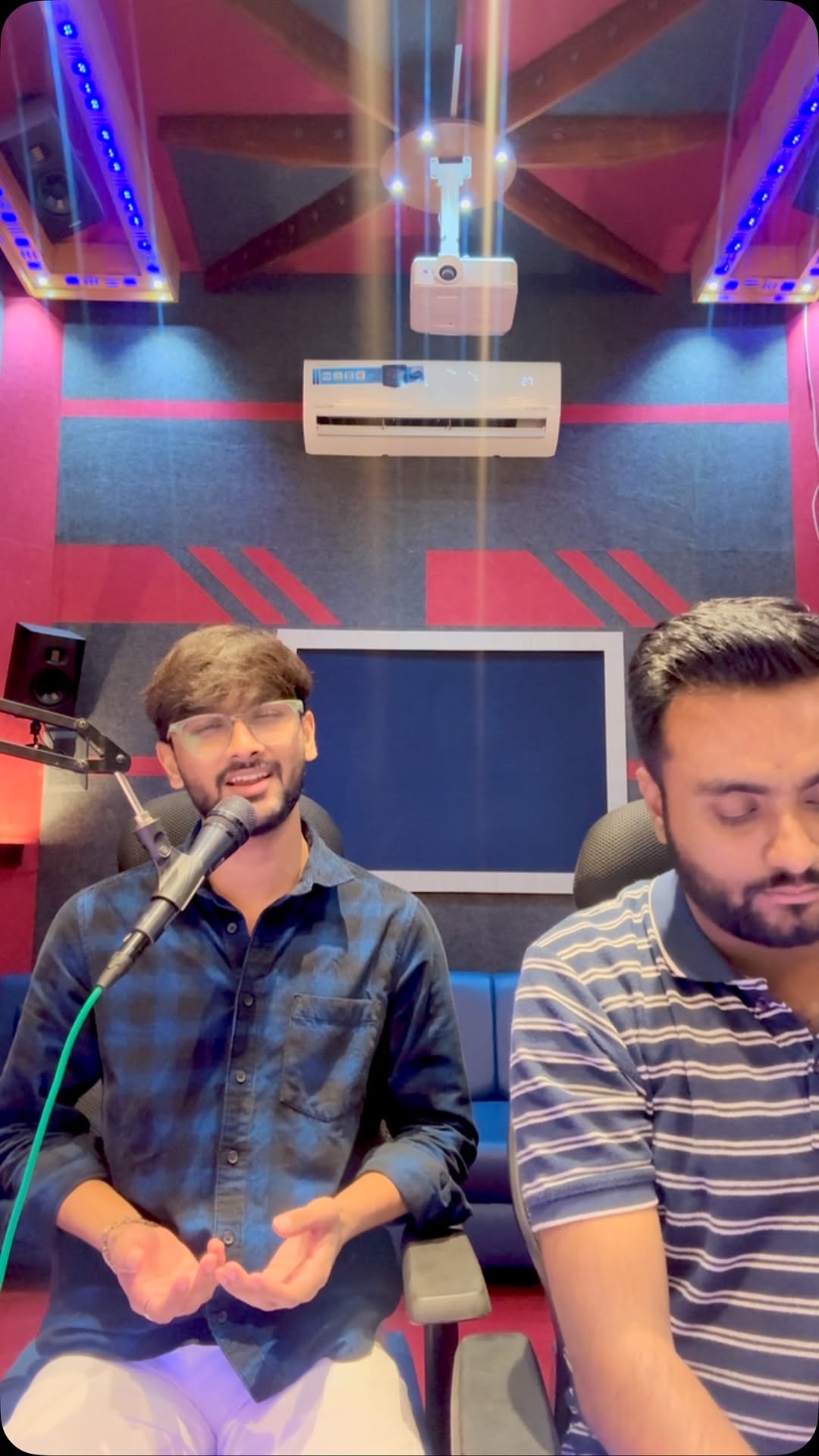 મારા નખના પરવાળા જેવી ચૂંદડી ❤️
Keyboard @yashlimbachiyaofficial
#gujarati #gujaratisong #reels #insta #trend #oldsongs #manish_sojitra #love #singer #views #highlights #videos #music #instagood