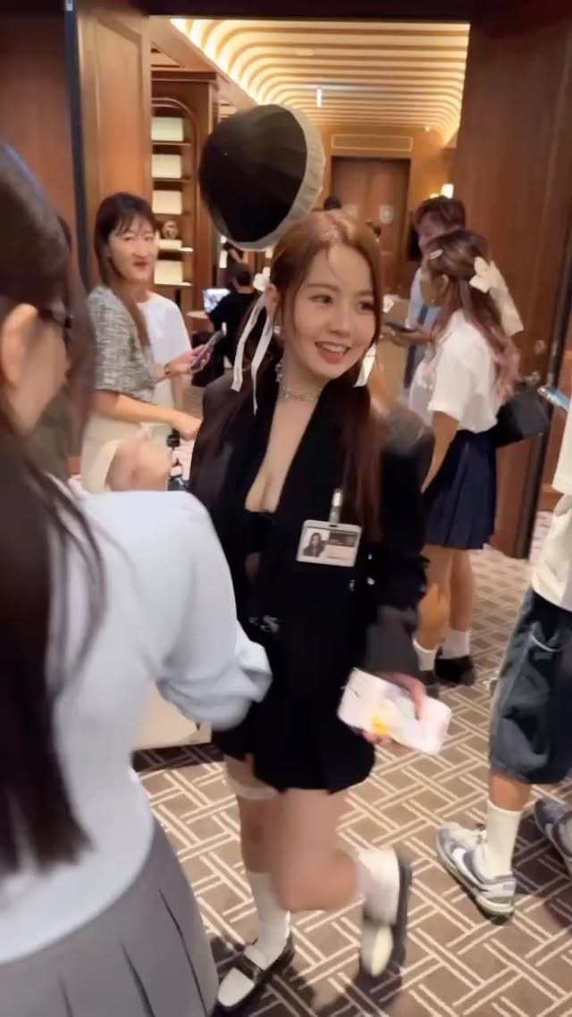 這幾天再來好好分享春酒細節
感動真的太多了
有代理跟我說這幾小時能回憶一輩子
這長達200天的籌備和好幾百萬的費用
值了
先放一下原相機漂亮的自己
同學們 元碩皇家學院返校日
下課啦~~~~~💛