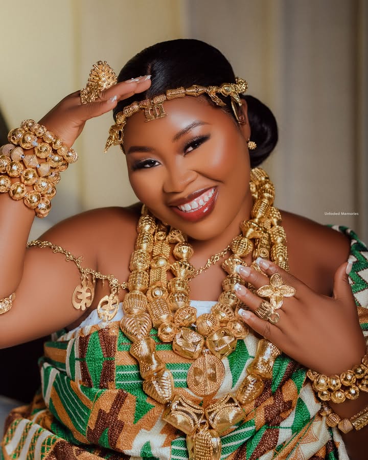 Your traditional weddings aren’t complete without a glam and hair done by @eklenam_hairandmakeup
And beautiful kente paired with golden crafted accessories representing our rich culture adorned by @kente_and_traditions
Photo @_unfadedmemories_
#thejijixelorm #ghanainbride #traditional #kente #traditionalmarriage #fyp #foryou #bride #kenteandtraditions
