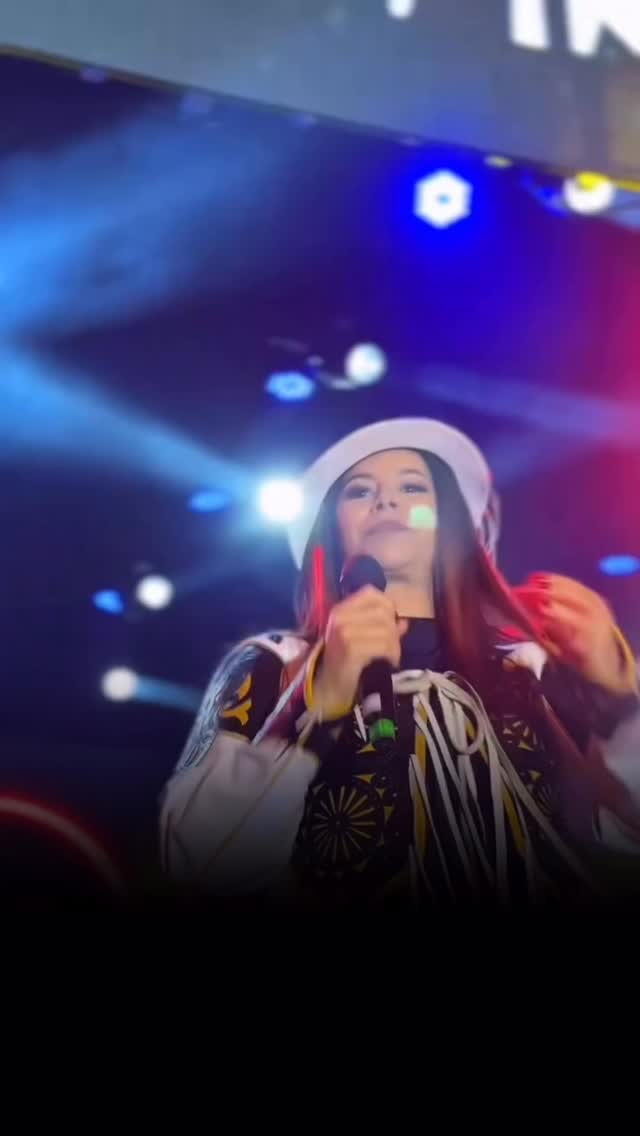 SÍTIO TRINDADE EM RECIFE LOTADO PARA ASSISTIR A EX CANTORA DA LIMÃO COM MEL, SIMARA PIRES !
A “Escândalo” @simarapires está em carreira solo com uma grande agenda de shows neste São João. A cantora que fez sucesso na banda Limão com mel tem um repertório repleto de forró romântico e tem lotado casas de shows em todo nordeste !
Sucesso minha cantora @simarapires ❤️