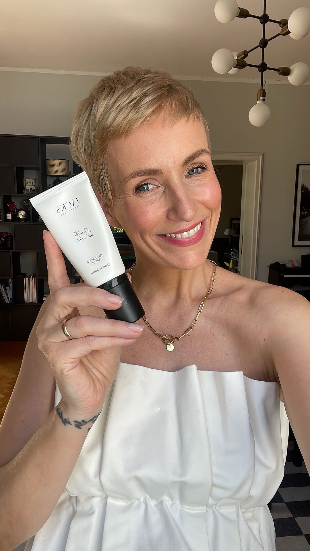IT’S FINALLY HERE!
Unsere erste Skincare-Revolution ist da: Die JACKS beauty line Day Cream SPF 30 – mit echten Pflanzenstammzellen, einem geprüften Sonnenschutzfaktor 42 (ja, richtig gelesen – mehr dazu unten) und eurer neuen Lieblings-Base für jeden Tag.
Mit dieser Creme launcht Gründerin Miriam Jacks heute das erste Produkt ihrer feinen, smart entwickelten Skincare-Linie – entstanden in Berlin, gemeinsam mit einem Expertenteam, das nichts dem Zufall überlässt. Nachhaltiges Packaging, hochwirksame Inhaltsstoffe und ganz viel Know-how in jedem Pumpstoss.
Was steckt drin?
Pflanzenstammzellenextrakt aus der Mungbohne, Squalan, Astaplankton HA, Hydroxyapatit und viele weitere Power-Wirkstoffe sorgen für ein regeneriertes, ebenmäßiges und strahlendes Hautbild. Mehr zu den Inhaltsstoffen findet ihr auf www.jacks-beautyline.com.
Warum steht SPF 30 auf der Tube, obwohl eigentlich 42 drin ist?
Ganz einfach: Laut deutscher Regelung darf man nur 30, 45 oder 50 draufschreiben – und unser getesteter Wert von 42 fiel durchs Raster. Aufgepasst: Ihr bekommt den vollen Schutz – nur eben mit einem offiziellen Label. Wir arbeiten parallel an SPF50 weitert aber in so einer Entwicklung steckt so viel Zeit und Geld, dass wir jetzt so schon mal starten.
Aber was auch noch drauf steht ist ein keiner Self Love Reminder an dich „Breath and Relax“ - der dich jeden Tag erinnern darf, dass du es absolut wert bist für dich zu sorgen.
Getestet, geliebt, approved von unzähligen Testerinnen – und ganz ehrlich: Wir möchten nie wieder ohne.
Ob Tagespflege, Sonnenschutz oder Make-up-Base – diese Creme kann alles.
👉🏻 HEUTE exklusiv mit -20% zum Launch, melde dich dafür zu unserem Newsletter oder im JACKS Club an!
Danach: Im Summer Sale mit -15% sichern.
Jetzt probieren – und uns unbedingt euer Feedback dalassen!
#jacksbeautyline #jacksdaycream #sunscrean #cleanbeauty #skincareliebe #skincareroutine #berlinmade