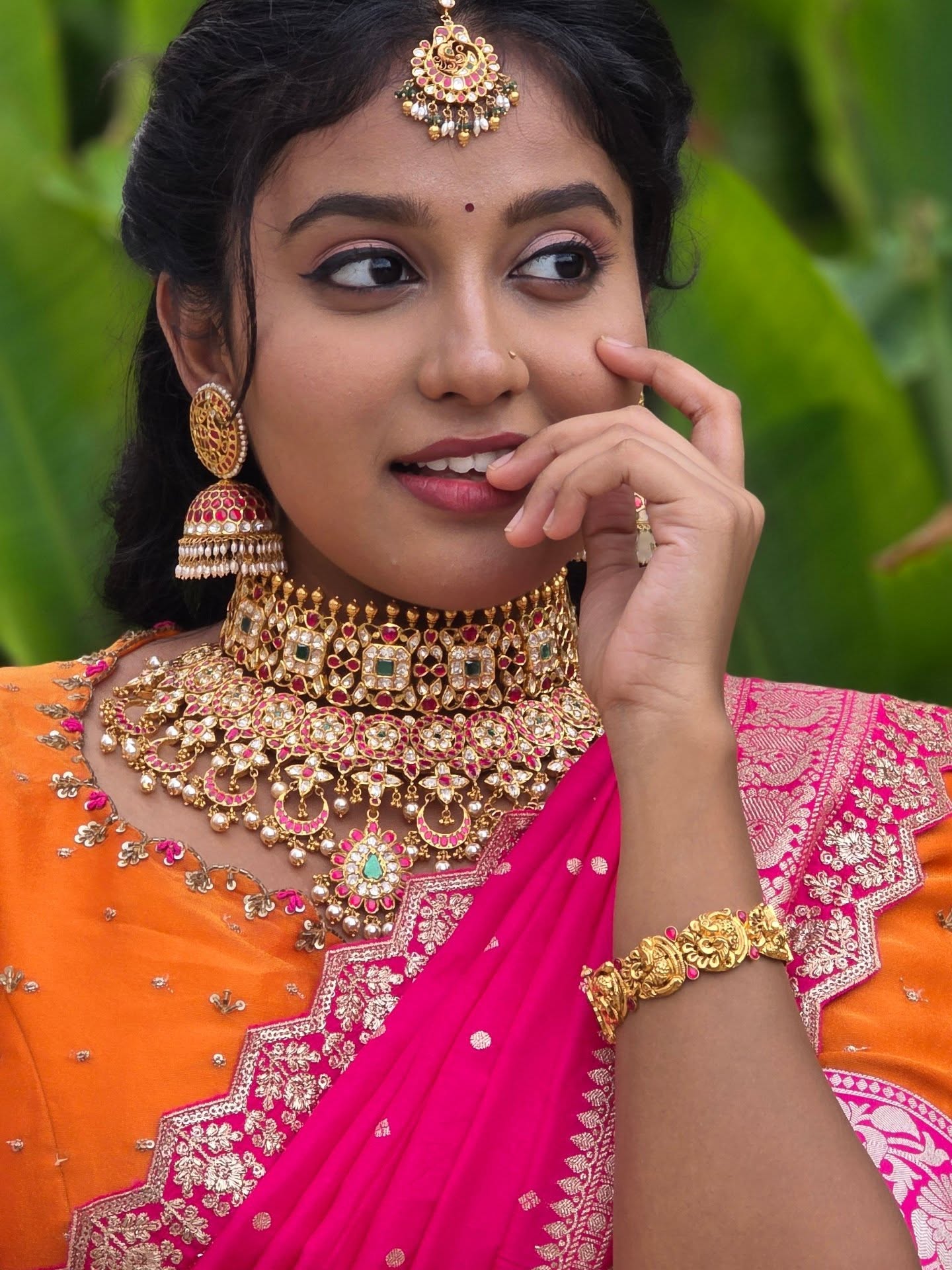 Just me flaunting my jewelry✨️🧿
Jewelry- @umgnaveengold
Outfit- @colorsfabrics.manikonda
Makeup- @manu_makeovers_mua
.
#nofilter #jewellerydesign #jewelry #jhumka #bindi #janhaviyerram #ammapaata