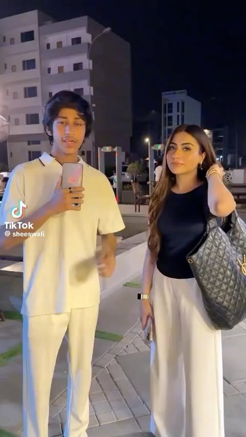 Okay guys i loveeedddd watching these outfit breakfown and when these guys asked me to BREAK IT , u couldnt resisit !! Didnt know this would be so amusing !
So to keep it on record
Putting it on feed !!