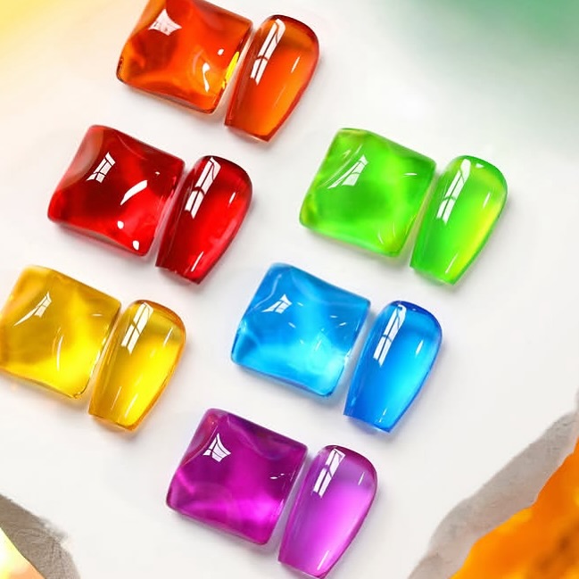 Gökkuşağı renkleri jelly ojeler de vitray ojeler bu yaz da çok moda