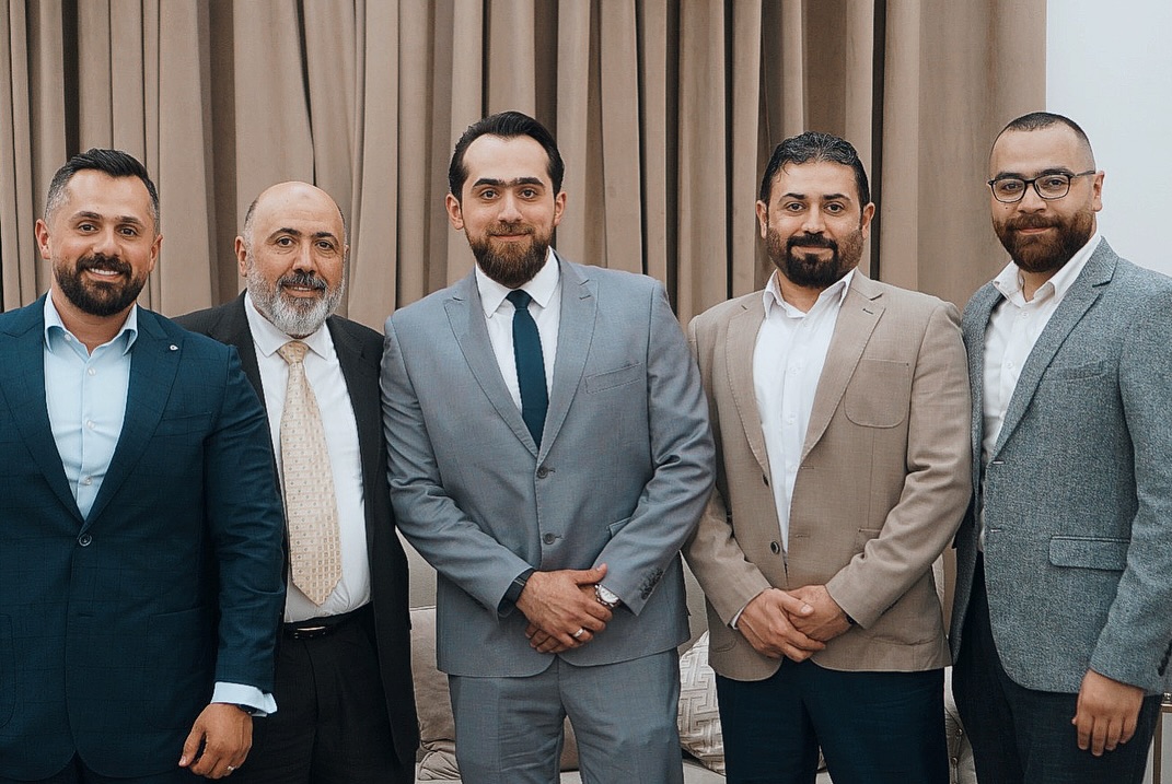  ما حدا حاسس بفرحتي … ولو شو ما احكي ما رح اعرف اوصف الفرحة اللي انا فيها 🫶🏻
إجا اليوم اللي كننا نستناه من زمان، اليوم اللي أشوفك فيه لابس الدبلة، وماشي أول خطوة بحياتك الجديدة بكل فخر ورضا ❤️
وقفت بخطوبة ناس كتار ناس ولما تشوف الصور، وتشوف التفاصيل وتنبسط، وأقولك: “يلا بدنا نفرح فيك!”
وها أنت شديت حيلك… وعملتـها! 💍✨
مش بس مبسوط لأنك خطبت…
مبسوط لأن طيب القلب أخوي وحبيبي (ابو جاسم) سندي، ضحكة بيتنا، صرت اليوم عريس.
مبسوط لأنه فرحتك فرحتنا، وابتسامتك وسع قلب أمك وأبوك وكل اللي بيحبوك.
فرّحت العيلة من قلبها، وعيونهم كلها كانت بتقول: “يستاهل… ويستاهل أكتر.”
الله يتمملك ع خير يا أغلى من الروح، وتضل دايمًا مصدر الفخر والمحبة والفرح ببيتنا اللي عمره ما كان يكمل إلا فيك ❤️✨