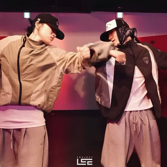 오랜만에 콜라보 😎❤️🔥
Choreography by @howl__lee X @badalee__ ✨
🏠 @projectlee_dance
#Choreography #HOWL #BadaLee