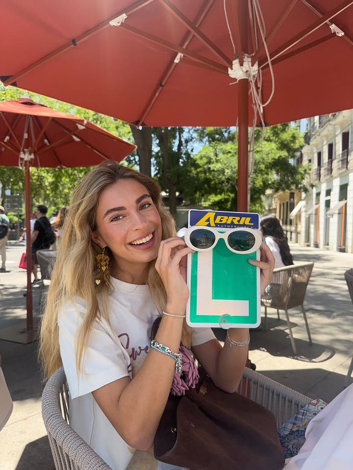 doblete a la primera y en Madridddd!!🥹💕
No me puedo creer que esté diciendo esto pero oficialmente soy conductora. Creo que este mérito es más de @ryufernando que mío. No puedo explicaros lo divertido que ha sido pasar estos meses con él. Me siento afortunadisima de haberlo tenido de profe y haber aprendido del mejor. Gracias por tanto, sigo sin creerme que cuando entre en el coche ya no estés para guiarme🥲🫶🏼Te adoro!!! Si sois de Madrid y queréis sacaros el carnet solo os diré que los mejores son @autoescuelabril. Una vez más, gracias por absolutamente todo. ❤️🩹