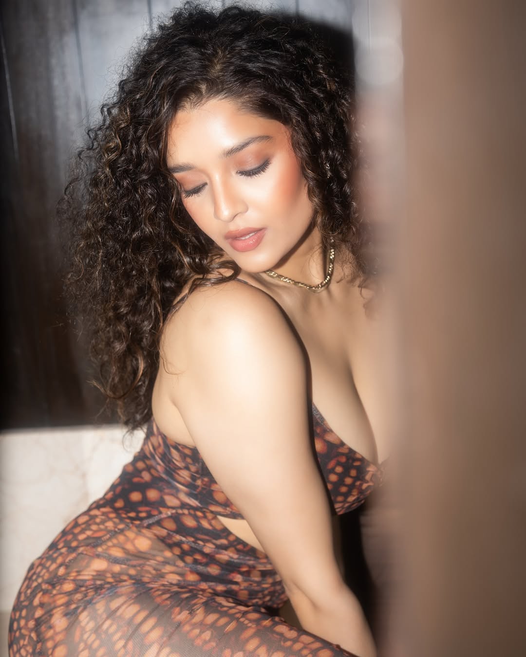 Been grrr-ing a lot lately 🦁😈
Shot by @anitakamaraj
Makeup @snehamnj
Hair @hair_by_naemat
Styled by @shahlalaihah