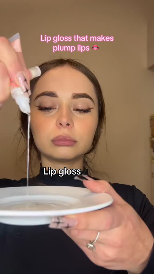Lip gloss for plump lips 👄