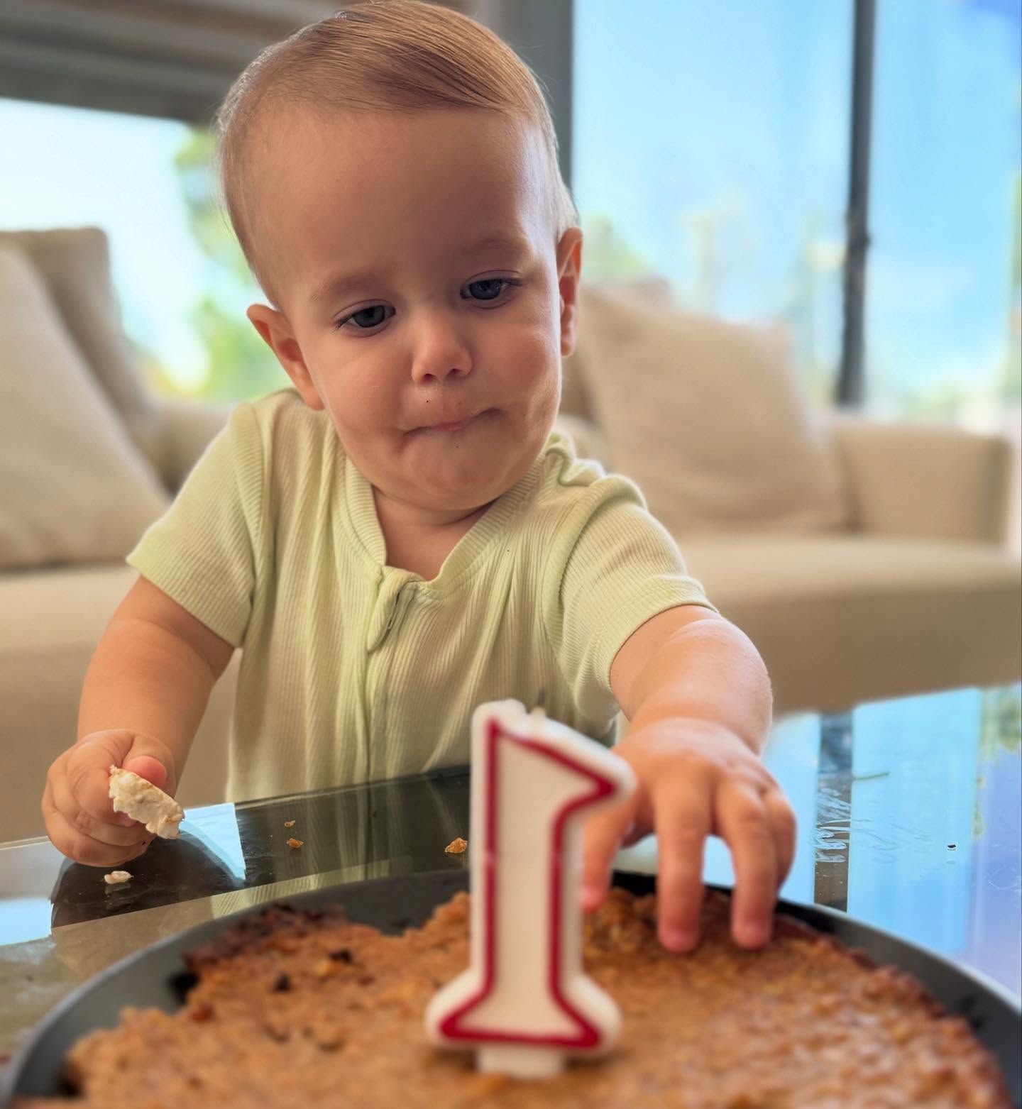 PRIMER AÑO DE MILO ♥️🥳🙌🏼
Feliz cumpleaños pedazo de amor !!!! Que rápido se pasa la vida, que afortunada soy de ser tu mamá, mi bebuchito precioso ! 1 Año de tener el corazón lleno a reventar.
Nos felicitó mi amor ! @matlechat ♥️🥳✨