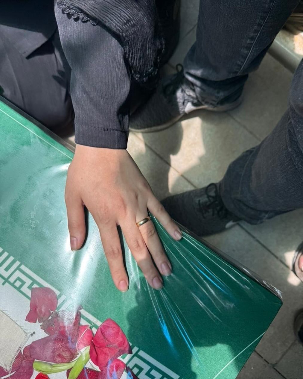 .
هر سربازي
در جيب هايش
در موهايش
و لاي دكمه هاي يونيفورمش
زني را به پادگان و خدمت مي برد
آمار اعزامي ها هميشه غلط بوده است
اين دو سال
دو نفر را از پا دراورده
سرباز و زني كه
در ميان قلبش بود
.
برادر زاده عزيزم عليرضا جان خداحافظ🖤
.