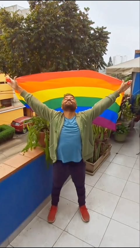 Pensaba, hace unos días, en la manera en que encabezaría éste post y predominaba un... "más que orgulloso, soy libre".
Y, sí.
Luego de un largo proceso de reconocimiento, aceptación y posterior orgullo -estoy hablando de gran parte de mi vida- luego llegó para mí la libertad. Es así como hoy me siento. Soy consciente de que tengo una vida privilegiada -quizá por que me he ubicado en una burbuja- y que he procurado y priorizado mi tranquilidad, mi seguridad, mi lugar y espacio. Pero sé que el mundo de hoy es hostil, sumamente violento e irrespetuoso con nosotros. La lucha de la comunidad lgbt es ardua, día a día. Y yo no quiero excluirme de ella. Entonces me pronuncio.
Y por ello profeso y comparto mi libertad. Y deseo que todos, todas y todes la alcancemos.
Que se nos escuche siempre, que se nos respete, que se nos valore.
Libre y orgulloso de quien soy.
Feliz día del Orgullo LGBT.
28Jun2025
#orgullo #diadelorgullolgbt🏳️🌈
#pride #lgbt #libertad #itsme