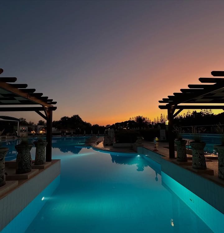 Закаты в Ela Excellence Resort Belek — это магия, которую невозможно описать словами.
Каждый вечер здесь — как картина художника: небо плавно переливается от золота к лавандовому, а солнце прячется за горизонт, отражаясь в гладкой воде бассейнов и моря. 🌅
🌴 Вечером территория отеля превращается в настоящий оазис спокойствия и уюта:
мягкий свет фонарей, шелест пальм, аромат хвои и цветущих кустов... Всё зовёт к неспешным прогулкам и вечерним бокалам вина на террасе.
📍@elaresortbelek — это не просто отдых, это эмоции, которые остаются с тобой надолго.
Именно здесь закаты становятся ритуалом, а вечера — моментом настоящего перезагрузки.
#elaexcellenceresortbelek #elaexcellencekidsfest #everlandkidsworld #elaexcellencefeelwell
#ElaExcellenceResort #Belek #Турция2025 #УльтраВсеВключено #ГастрономическийРай #ОтдыхСВкусом #AllInclusiveLuxury
#ElaResortBelek #ЗакатМечты #ВечернийОтдых #Турция2025 #ElaExcellence #BelekVibes #РайНаЗемле