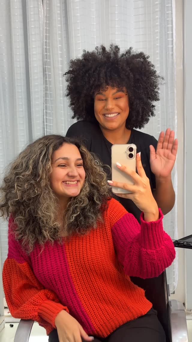 Sol, mar e vento? Tudo bem… se o seu cabelo estiver preparado!
Antes de colocar o pé na areia, seus cachos também merecem proteção! Hidratar o cabelo antes da praia cria uma barreira contra os danos do sal, do sol e do vento.
✨ Benefícios:
– Reduz o ressecamento
– Protege a definição dos cachos
– Evita o frizz
– Previne a quebra
– Facilita o desembaraço depois do banho de mar
Cuidados antes = menos danos depois!
Quem ama cachos saudáveis, protege até na hora do lazer! 🌊
#jujucachoss #CachosNaPraia #CuidadosCapilares #CabeloSaudável #VerãoComCachos #Autocuidado