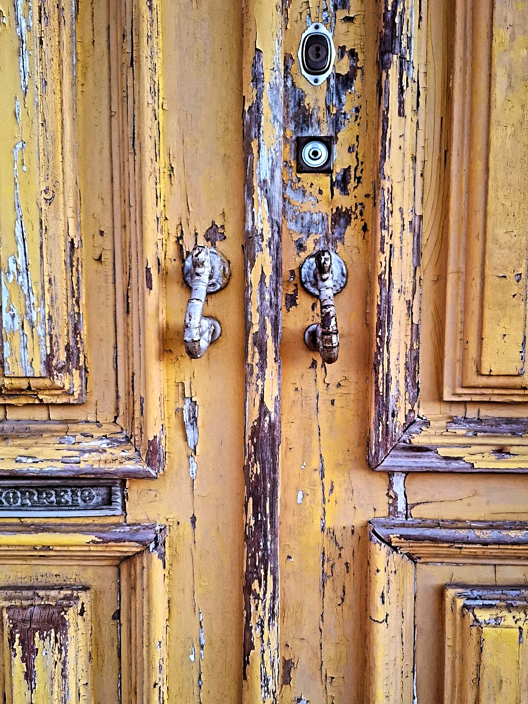 Detail, Portugal
.
.
.
.
.
.
@portasejanelaspelomundo
@jj_texture
#doorknobitry
@tv_hiddenbeauty
@wood.mood.hub
@total_doorsandwindows
@la_daw
@be_one_details
@lockspoetry
#addicted_to_details
@patina_perfection
#doorknocker_universal
#feverdoorknocker
#totaldoorknocker
