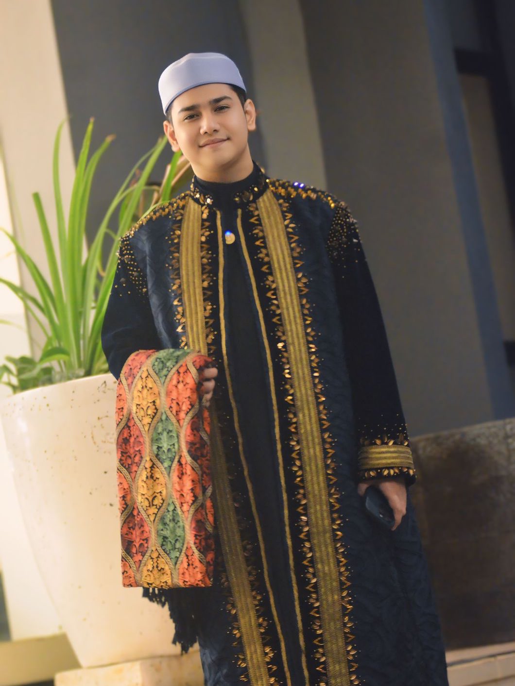 Selamat tahun baru islam 1447 Hijriyah ❤️
Se susah apapun hidup ini, se sakit apapun dunia ini mengecewakanmu, bahkan sebanyak apapun dosa yang belum sanggup kau tinggalkan, jangan tinggalkan Allah. Sekali lagi, jangan tinggalkan Allah :)
Bahkan sejauh apapun kita pernah meninggalkannya, nikmat nya tetap sampai dan tidak ada yang lebih dekat dengan seorang pendosa kecuali nikmat Allah yang menempel pada dirinya. 😊
#SyakirDaulay
