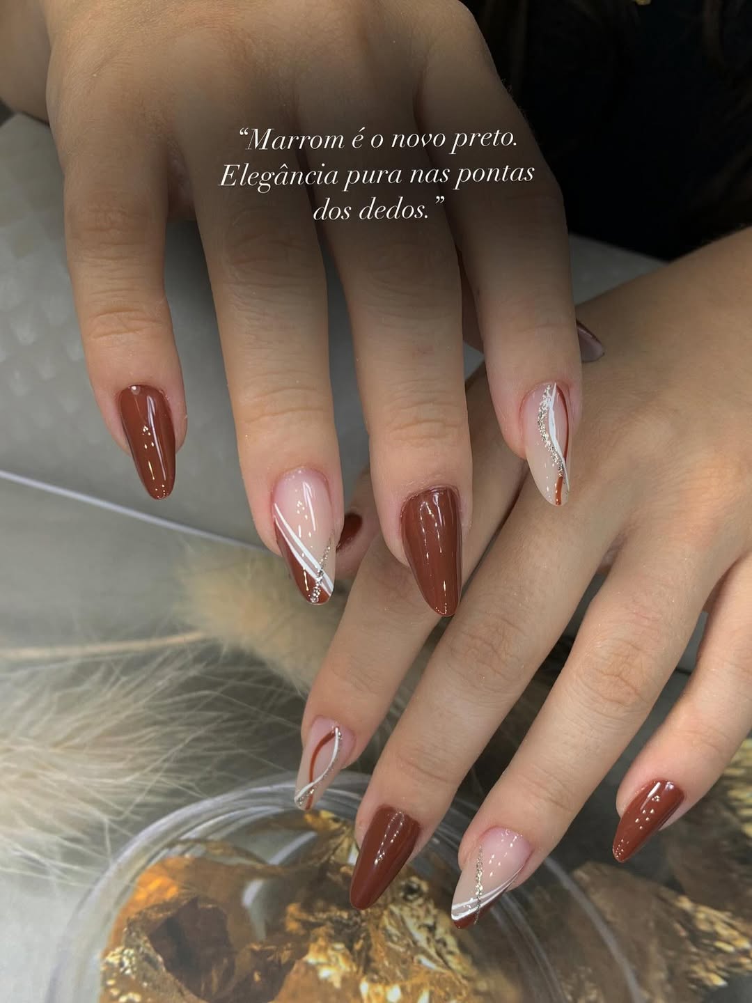 “Marrom é o novo preto. Elegância pura nas pontas dos dedos.”