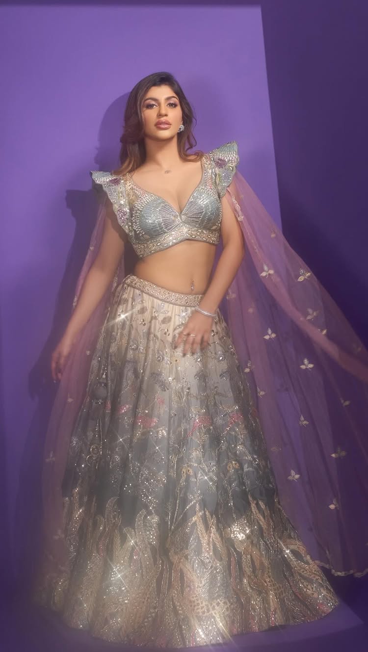 Your eyes 🙈 exploding like fireworks in the sky 💫
.
On camera @rprasanavenkatesh
Creative D @shamini_shankar_official
Makeup n hair @b3bridalstudio
Outfit @malgudi_designs
Retouch @svkmediaworks
Styling @stylebykausertasneem
Jewelrey @fineshinejewels
📍 @studiocentralchennai
.
.
#sapphire #explorepage✨