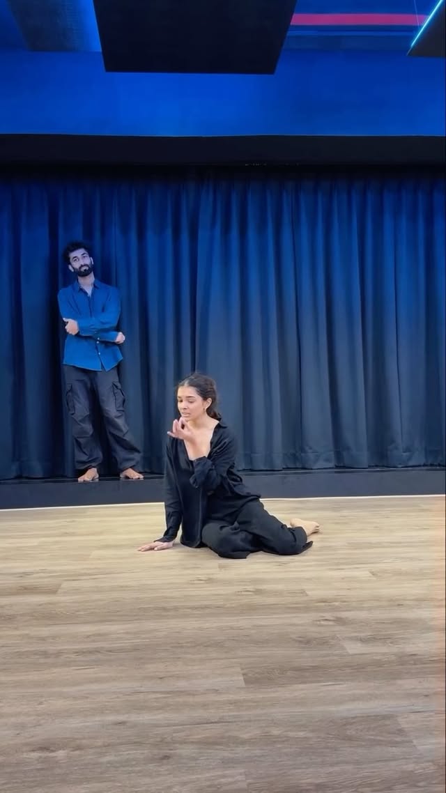 Agar tum saath ho❤️🩹
Choreography: @saini.prakhar ✨
Song: @arijitsingh @therealalkayagnik 🎧
Studio: @allthingsstudioind 📍
@imtiazaliofficial @tamashaofficial 🪄
#agartumsaathho #keyapatni #choreography #fyp #dancereels #trendingreels #trendingaudio #trendingchoreography #workshop #bollywoodsongs #viraldance #heartbreak #tamasha #imtiazali
