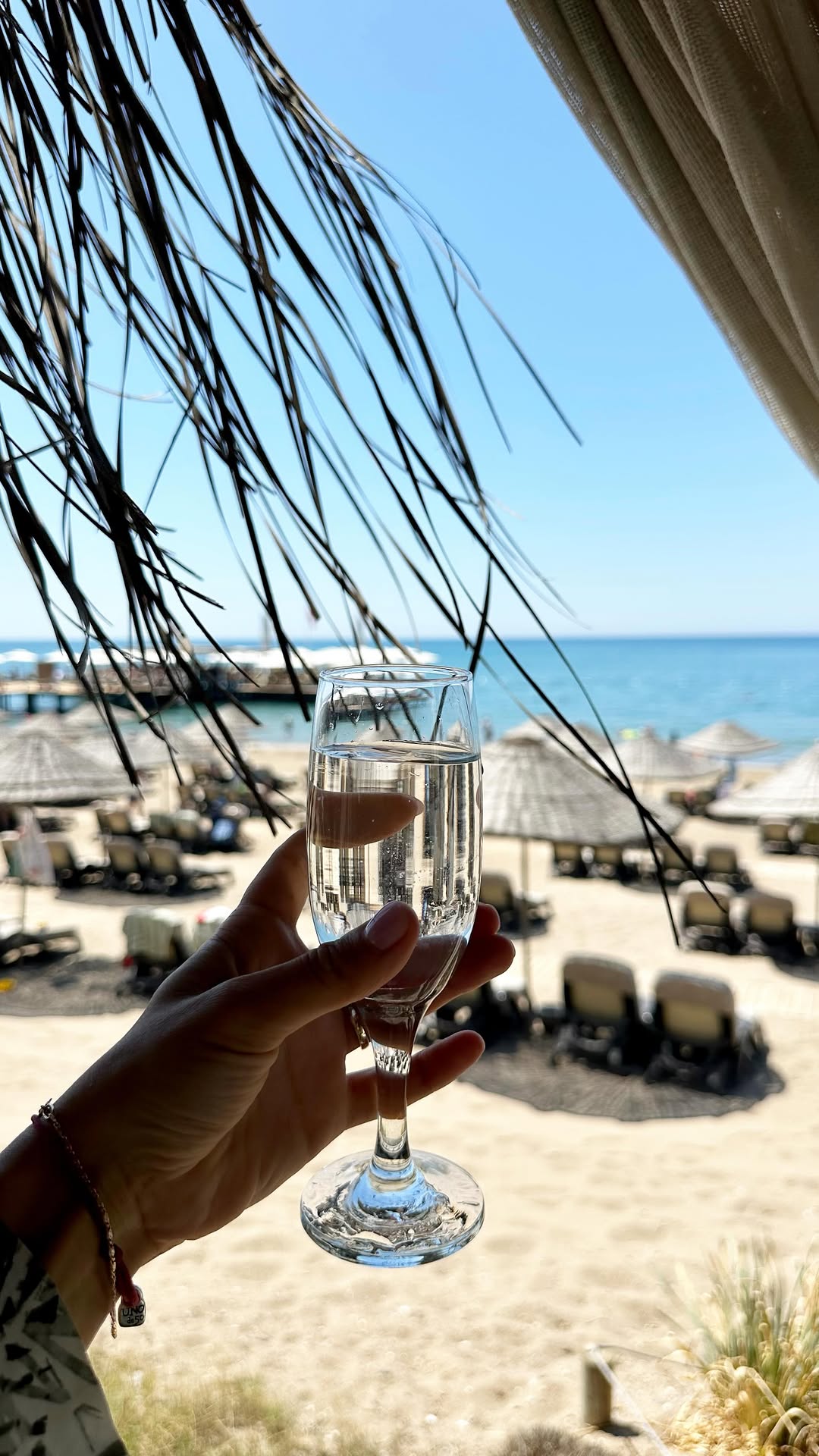 🌴✨ Идеальный день в бунгало в Ela Excellence Resort Belek @elaresortbelek ✨🌴
⠀
Сегодня я испытала, что такое настоящий пляжный дзен — уединилась в бунгало прямо на берегу, где солнце встречает тебя с улыбкой, а море шепчет успокаивающие волны.
⠀
🌞 С утра — лёгкий бриз, завтрак на террасе с видом на лазурную гладь,
🍉 Днём — лёжа на мягком шезлонге с коктейлем и сочными фруктами,
🌅 А под вечер — тёплый закат, окрашивающий небо всеми оттенками персика.
⠀
Бунгало — это не просто про комфорт, это про атмосферу. Когда ты чувствуешь, что всё создано для наслаждения: интерьер, сервис, уединение, внимание к деталям.
⠀
Каждая минута здесь — как красивая открытка, которую хочется сохранить в памяти.
⠀
Если вы ищете место, где можно полностью отключиться и перезагрузиться — это оно.
⠀
💫 Эстетика. Спокойствие. Наслаждение.
⠀
#elaexcellenceresortbelek #elaexcellencekidsfest #everlandkidsworld #elaexcellencefeelwell
#ElaExcellenceResort #Belek #Турция2025 #УльтраВсеВключено #ГастрономическийРай #ОтдыхСВкусом #AllInclusiveLuxury
#ElaExcellence #BeachBungalowVibes #ЭстетикаОтдыха #BelekDream #ТурцияСМечтой