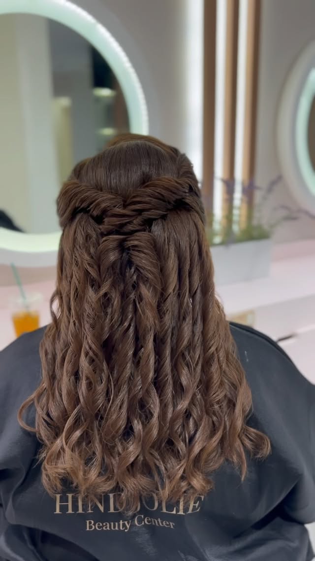 تسريحة الأخصائية حسنة 🤩🔥
#منصة_الاضواء #صوالين_نسائية #fypシ
