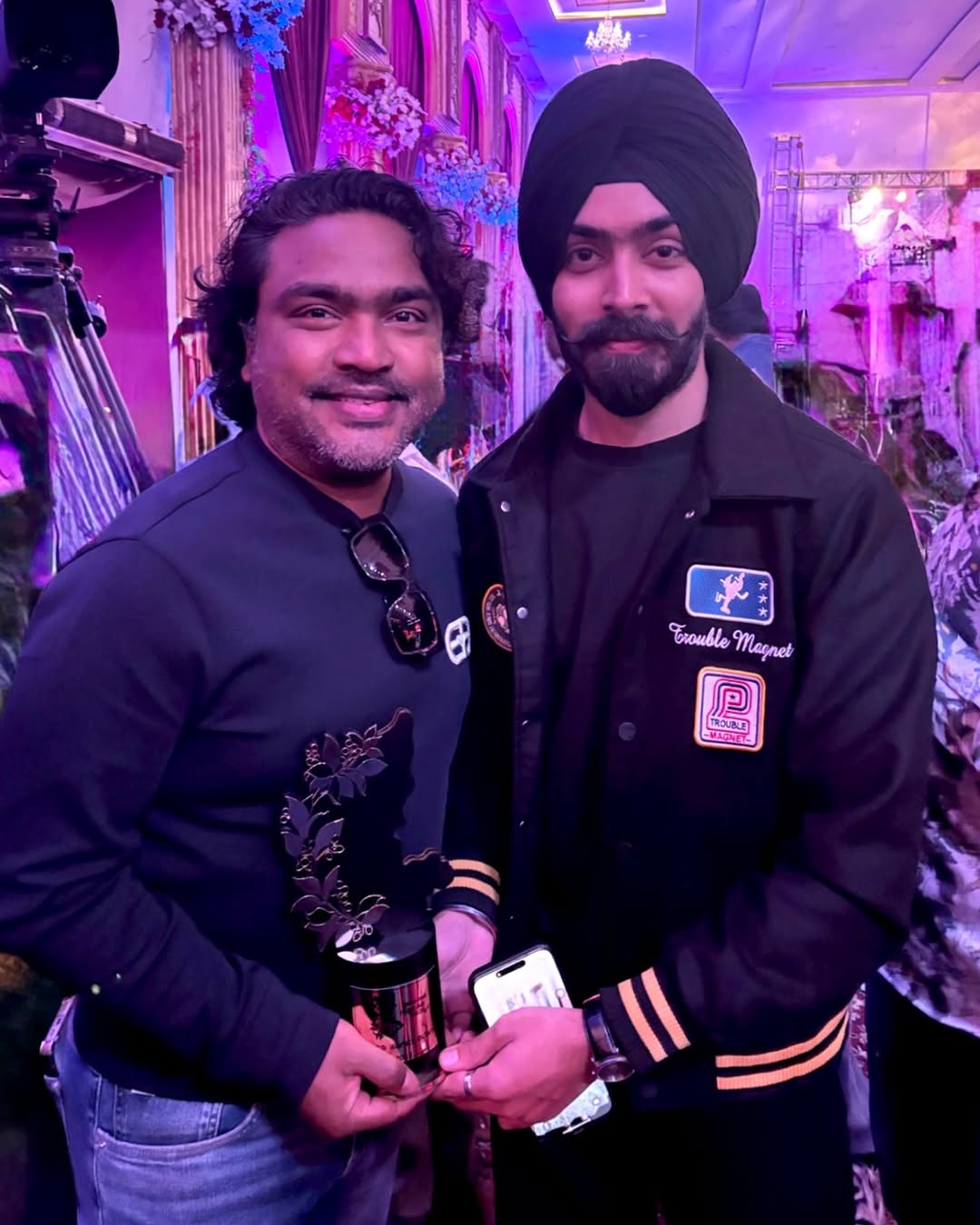 DWAPARA won prajavani awards 2025 for best Male singer category ❤️
Thankyouu everyone for the Love🙏🏽 I'm really very grateful.
Thankyou @arjun_janya_musician for always blessing me❤️🙏🏽
Congratulations @kaviratna_vnp sir for the best lyricist award 😇
The journey throughout has been amazing.. looking forward to do more n more songs for u guys🙏🏽
#krishnampranayasakhi #arjunjanyasir #jaskaransingh #dwapara #nagendraprasadsir