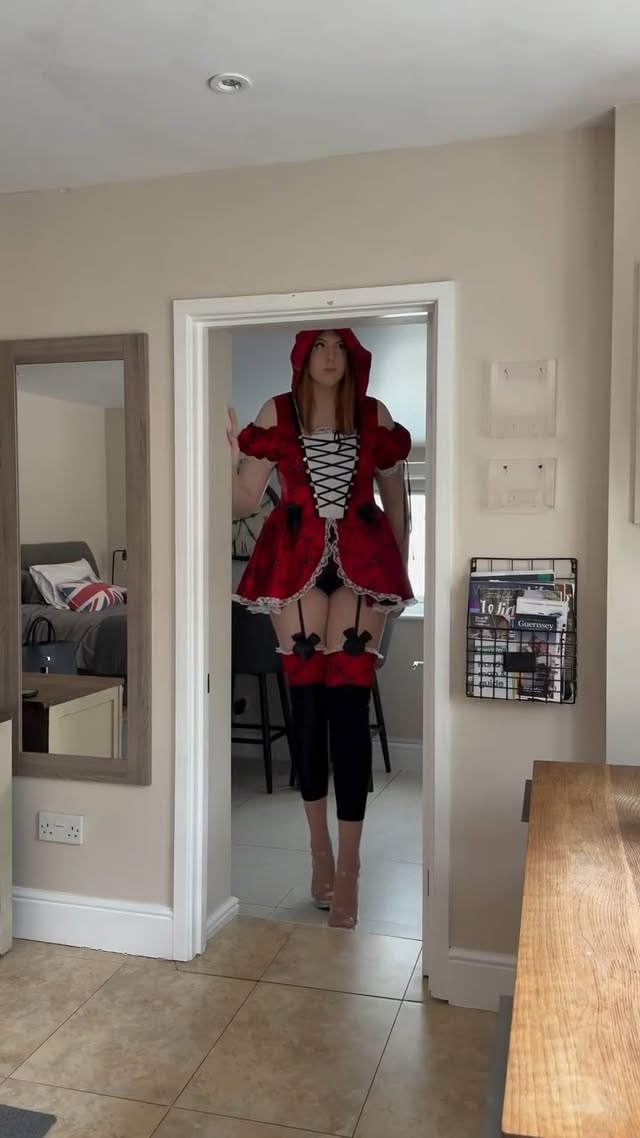 Little red? More like 7ft red 🥀 #tallgirl #redhead #ginger #tallwomen #cosplay #redridinghood #7ft