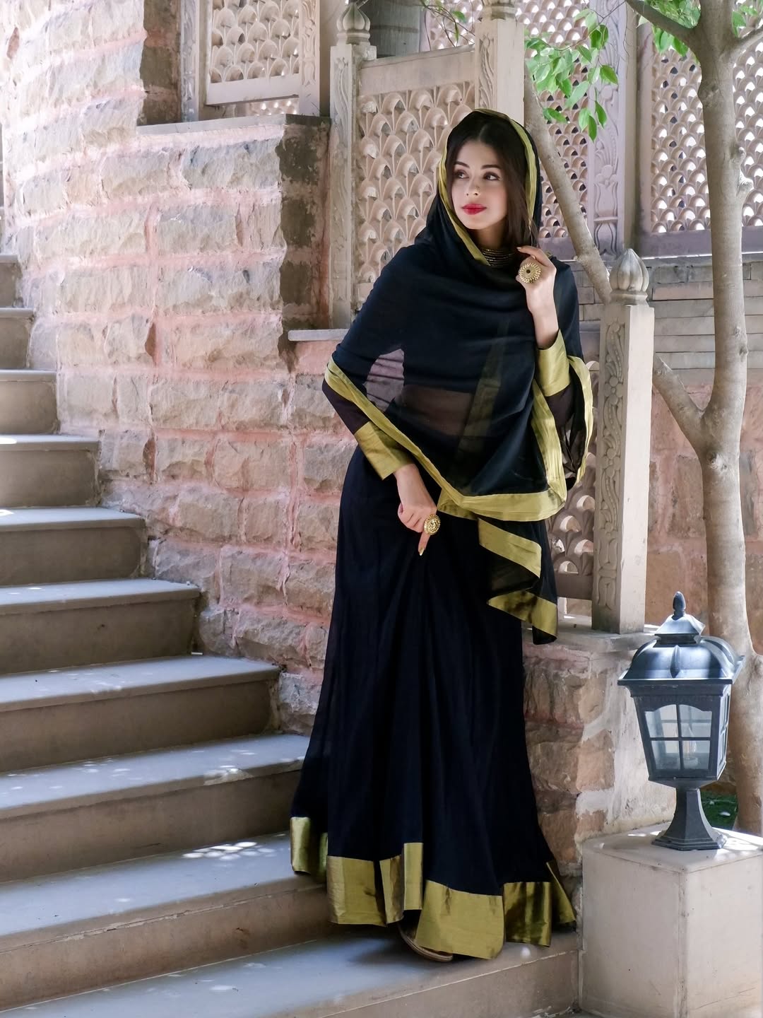 Ek Baar 👀🖤✨
#Indian #BlackandGold #EkBaarDekhLijiye #GoldenEra #Ootd #RitsBadiani #RitikaBadiani