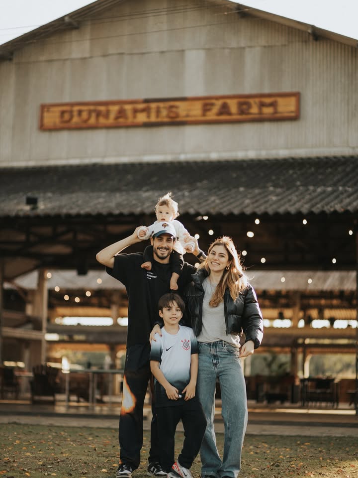Nossa família já está pronta para o @dunamisgreenhousebr e com muita expectativa para aquilo que o Senhor fará nestes próximos 15 dias, pois cremos que será algo poderoso!!
Que alegria é podermos servir a Deus em família, onde viveremos juntos debaixo do mesmo propósito.