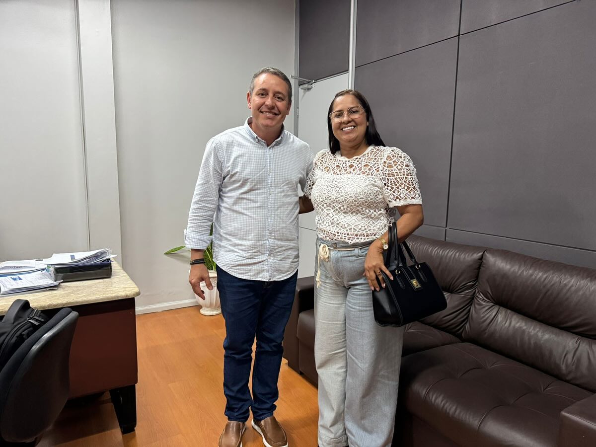 Estive na sede da Adema, acompanhada do agente de desenvolvimento do nosso município, João Paulo Anjos, em reunião com o presidente do órgão, Carlos Anderson. Na pauta, tratamos da liberação dos protocolos necessários para o início de três importantes obras que vão beneficiar a nossa população:
📍 Praça do Povoado Mutumbo
📍 Reforma da Quadra do Barbosa
📍 Implantação do Campo de Compostagem.
Seguimos firmes no compromisso com o progresso de Pedrinhas, sempre respeitando as exigências legais e ambientais para que esses projetos se tornem realidade e tragam ainda mais qualidade de vida para o nosso povo.
Por uma cidade mais feliz!