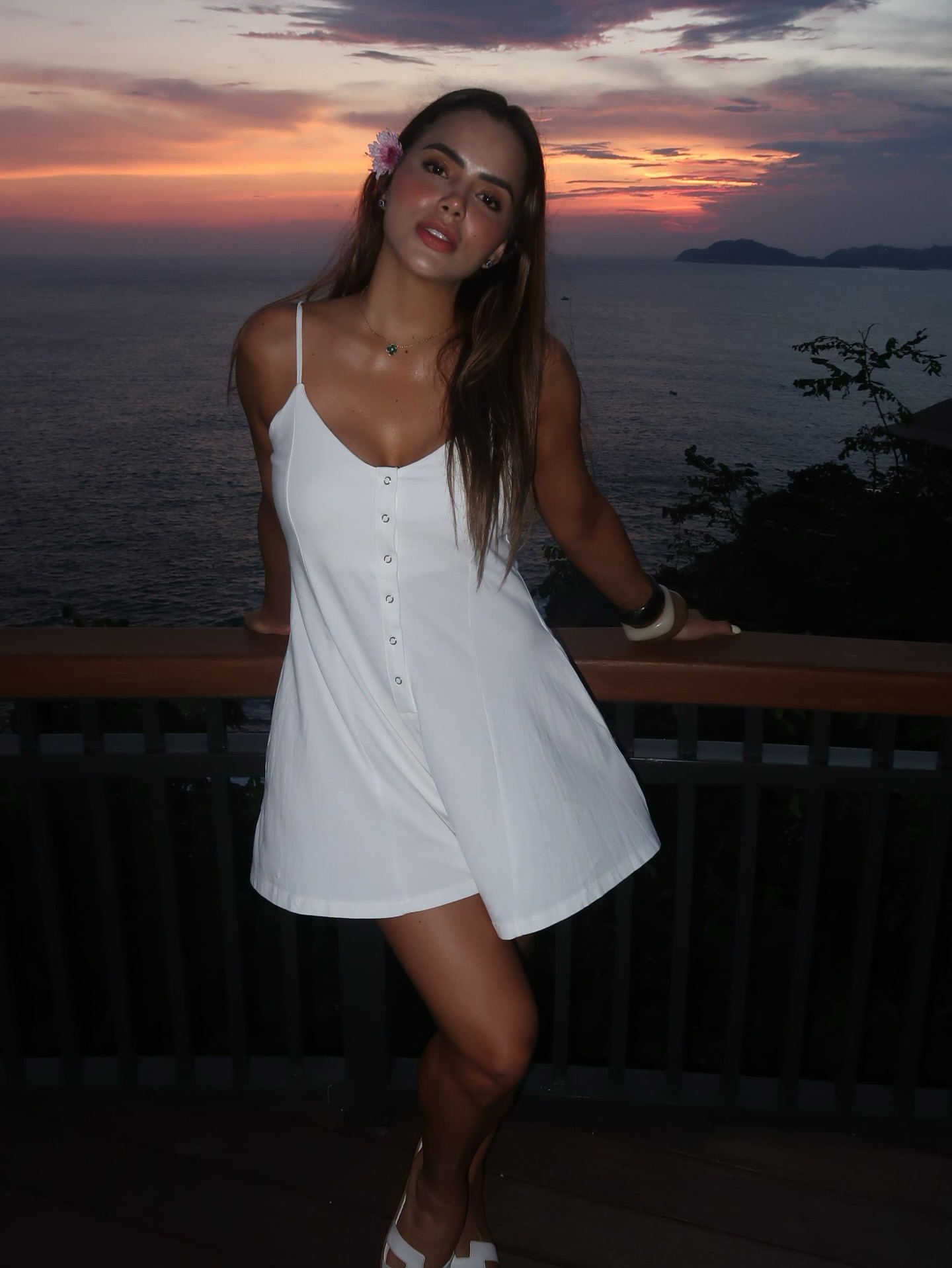 Sunset playita y un vinito con mamá es todo lo que está bien 🌸🏝️👙🏝️🌊⛱️