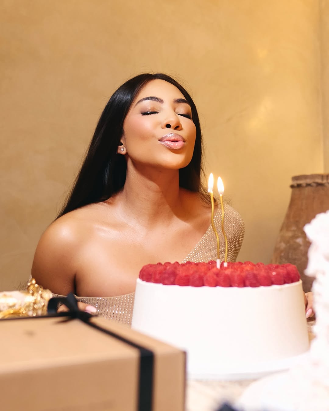 Let God Cook 🎂 most wholesome birthday!
📸 @pedrothe3rd
🎂 @thebakingbox_001
💄 @khosis
🎁 @lelive.africa