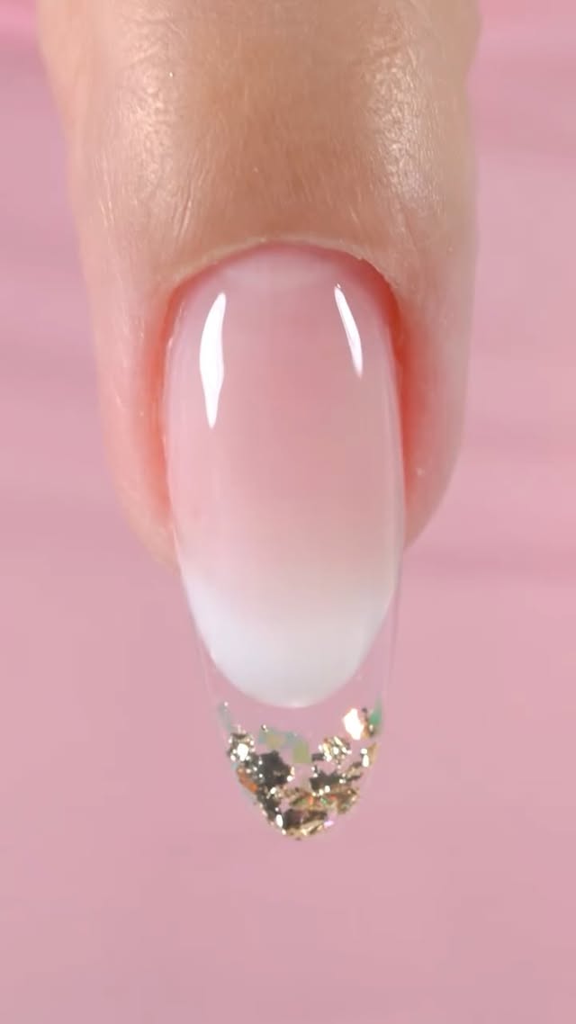 Uma técnica incrível na Cápsula F1! Babyboomer com Strong Natural na base e Strong Borda Camuflada na ponta com um alongamento em Clear com folhas douradas.. Maravilhoso 💅😱😍
#nails21 #vinteunicas #nailsofinstagram #nailpro #nailsart #nailsdesign #nailsdone #viralnails #nailsoftheday #nailstyle #nails #nailtech #notd