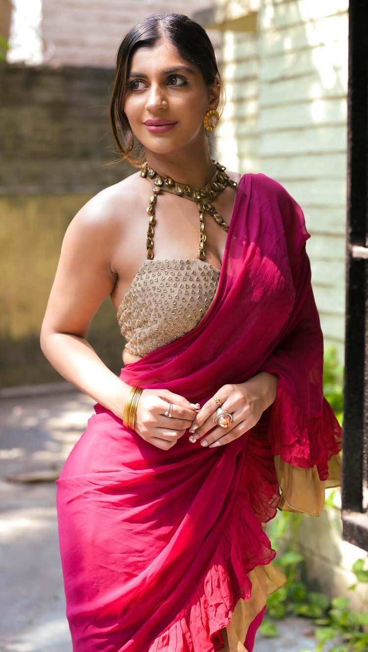 Alexa play~ #orumaalai 😳🤍
.
📸 @sathyaphotography3
👗 @rubeenaafroz80
💄 @osheenmakeovers_
Credits @shamini_shankar_official