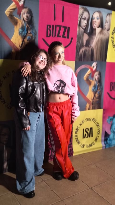 "Disfarça, que eu vi você olhando bem pra mim
Que graça, você quer aprender a ser assim* 🎙️
Aaaaaaa o show da minha vida ❤️
Ela @isabuzzi além de talentosíssima, tem luz própria e ilumina tudo a sua volta!
Primeiro show de muitos, vou te seguir sempre!
Agora aumenta o som sua Obececada!