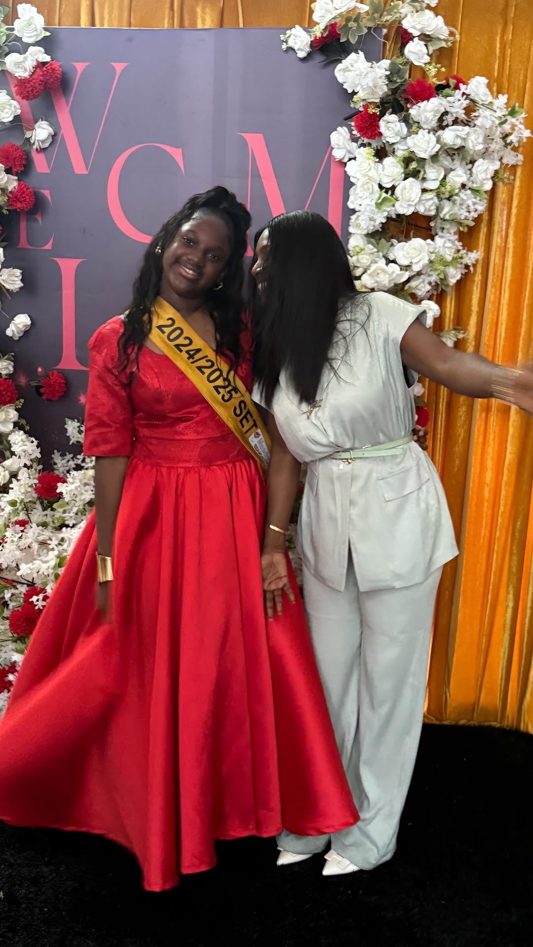 Best part of my life is being a mom♥️
My 11 yr old Superstar @officialoliviaidibia is Graduating into High School 💃🏾💃🏾💃🏾💃🏾
Graduated with 3 Awards , Best In Reading , Writing And Storytelling 👏🏾👏🏾👏🏾
See me … See God ooooo💃🏾 #proudMama #OliviaIdibia #AnnieMacaulay #Graduation #superStar 💫
My Outfit From @madamestylistzw____ ♥️
Styled by @madamestylistzw____
My Zim sista ♥️