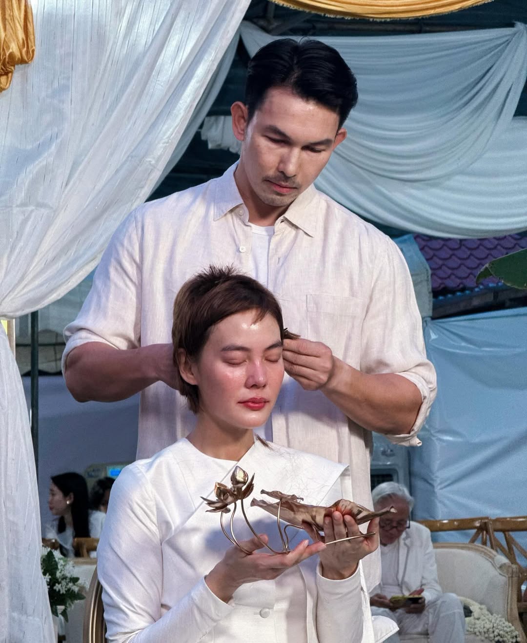 สิ่งใดๆ ที่เคยล่วงเกิน ทั้งกาย วาจา และใจ ที่รู้ก็ดี ไม่รู้ก็ดี ตั้งใจก็ดี มิได้ตั้งใจก็ดี ขออโหสิกรรมต่อเจนี่ ในวันบรรพชาสามเณรรีในวันนี้
ให้ความตั้งใจ ในการเข้าศึกษาพระธรรม
ของเจนี่ มีครูบาอาจารย์นำทาง ได้เข้าถึงพระธรรมอย่างที่เจนี่ตั้งใจ
ขออนุโมทนากับ เจนี่และครอบครัวด้วยนะครับ สาธุ