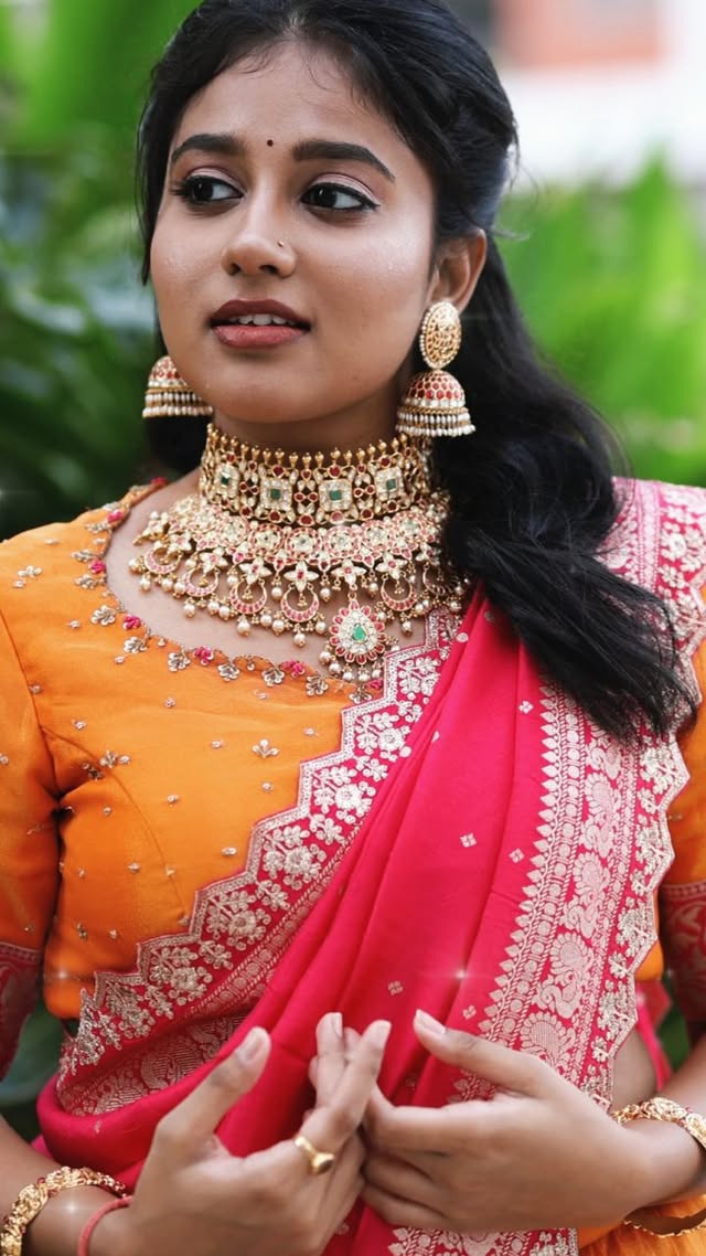 Oka smile tho start… inka expressions tho game over👀🤭🤍
Jewelry- @umgnaveengold
Makeup- @manu_makeovers_mua
Half saree - @colorsfabrics.manikonda
#janhaviyerram #vachindamma #sidsriram🎶❤️ #explore #reelsinstagram #explorepage #halfsaree #jewelry