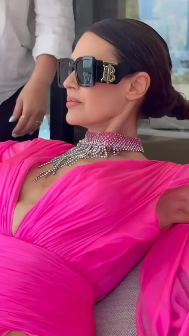 “Hair’s getting done, the view’s giving everything, and this flowing pink dress has me in full Albanian Barbie mode. Who says you can’t serve a look and a vibe while on the job?”
#BarbieGoesGlobal #AlbanianViews #PinkMood #GlamOnTheGo #WorkAndWander #FlowingAndFlawless #CarolAlt #BehindTheGlam #StyledInAlbania
#bts from my shoot with
@fadilberishaphotography @muzacompetition
@jovanidesign
@greencoast_hotelmgallery
@saudivogue