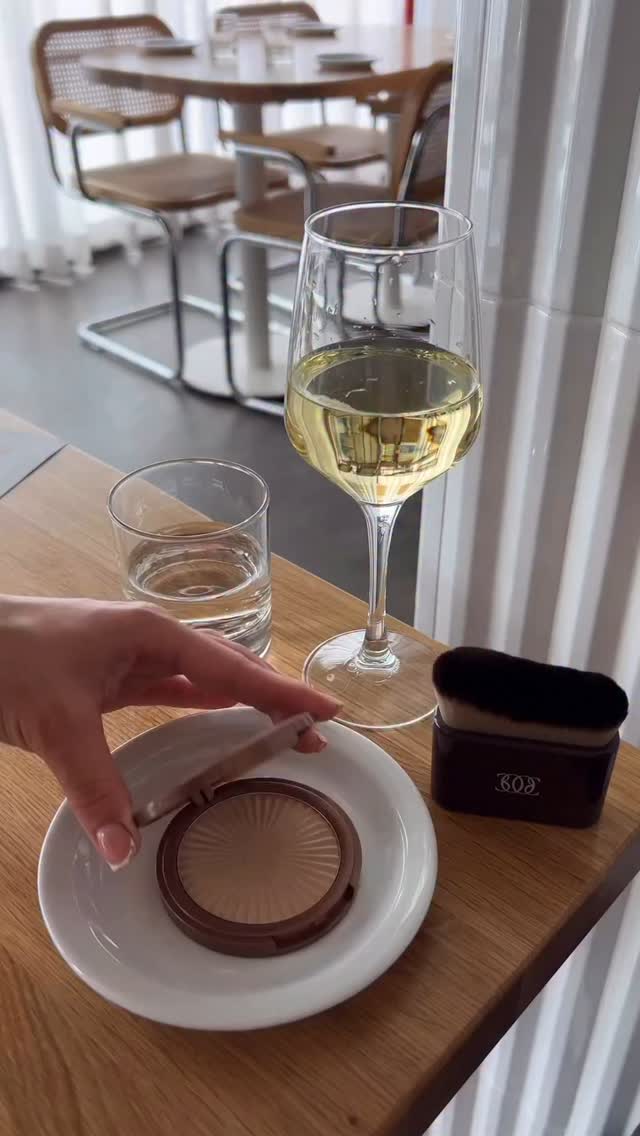 Serving bronze goddess 🍴🤎 Be honest - what’s one makeup product you never skip, no matter how late you are?
📸 by @idon0tcare
.
.
🔎: Giordani Gold Essenza Bronzing Tint (46931), Giordani Gold Essenza Bronzing Powder (46934-35), Bronzing Brush (47666)