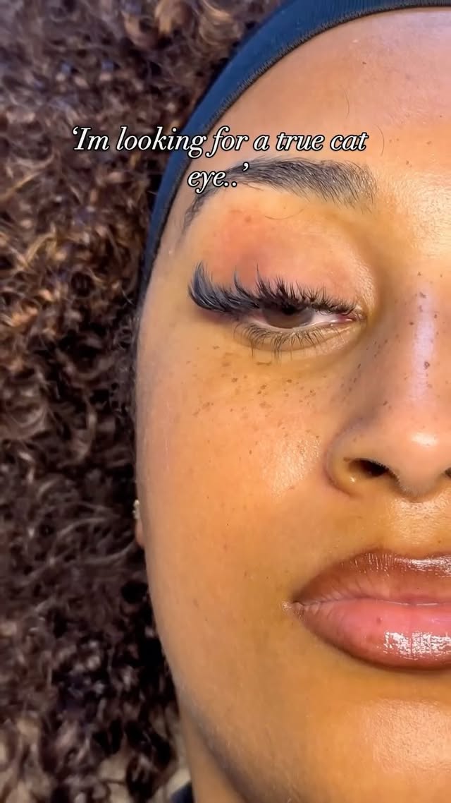 Everyone wants the cat eye⌠but not everyone knows how to do it right.
I canât tell you how many clients come to me asking for that real cat eye not the kind that droops their eyes down or looks like a lash map gone wrong.
They want a lifted, snatched, sultry look that actually works for their eye shape. One that opens the eye while elongating it. One that doesnât weigh their face down.
And the truth is, not all cat eyes are created equal.
Every time I design a set, Iâm thinking about bone structure, eye tilt, lid space, symmetry , lash layers all the invisible details that matter. Because a true cat eye isnât just about long spikes at the end. Itâs about strategic lifting, seamless mapping, and artistic restraint.
This is where lash design becomes a science and an art.
So if youâve ever looked in the mirror after a lash set and thought âwhy does this not look right on me?â chances are youâve never had a customized cat eye thatâs actually built for you.
This is what we do at PSC.
We donât follow trends. We create results.
